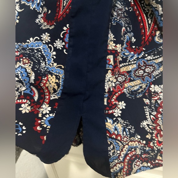 🎉 HP🎉 Floral V Neck Button Down Blouse - Picture 6 of 7